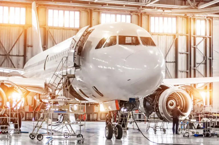 Flugzeug im Hangar